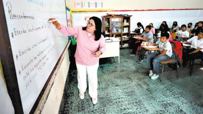 <b><span class=mln_uppercase_mln>Público.</span></b> Más de 60,000 docentes laboran en el sistema educativo.