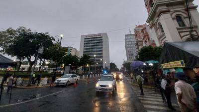 <b>Los sampedranos seguirán usando chumpas y paraguas porque las lluvias continuarán en la zona norte.</b>