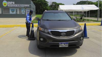 A partir de 2026, la Dirección Nacional de Vialidad y Transporte (DNVT) en Honduras actualizó el examen práctico de manejo para hacerlo más riguroso. Entre los cambios se incluye una inspección técnica previa del vehículo, la ejecución de maniobras obligatorias específicas —como el viraje en U en tres puntos, reversa en Y y estacionamiento— y, en el caso de motocicletas, el control total del equilibrio.