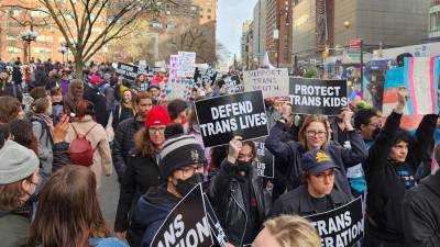 Jóvenes activistas se manifiestan por los derechos de los niños transexuales.