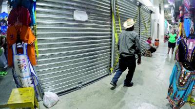 Hay alrededor de 20 locales cerrados porque no están al día con el alquiler de esos espacios. Fotos Héctor Edú.