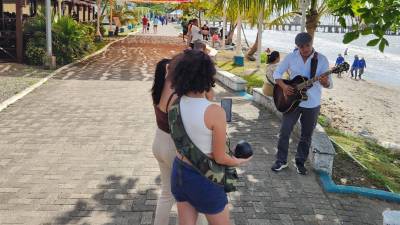 El Malecón ceibeño vibra con el sabor del Caribe, mientras cientos de visitantes disfrutan sus vacaciones de verano. La Ceiba te recibe con alegría y los brazos abierto.