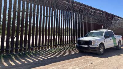 Fotografía del viernes 27 de septiembre, donde se muestra la valla fronteriza que separa la ciudad estadounidense de Douglas y la mexicana de Agua Prieta.