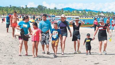 Los turistas ya comenzaron a llegar a Tela desde el pasado fin de semana.