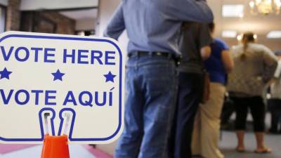 Ciudadanos estadounidenses haciendo fila para ejercer el sufragio.