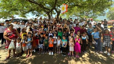 Los niños posan para la fotografía del recuerdo.