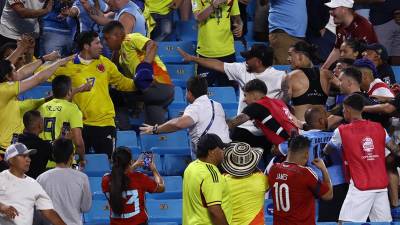 Varios jugadores de Uruguay se metieron a las gradas para pelear con aficionados colombianos.