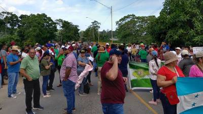 Docentes se mantendrán en protesta interrumpiendo el paso por la carretera CA-13 de La Ceiba, exigiendo se respete los beneficios de jubilación.