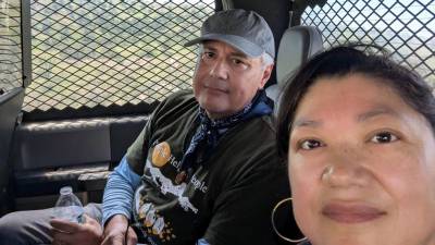 Fotografía cedida por Reyna Grande donde aparece la galardonada escritora mientras se toma un selfie junto al cineasta David Figueroa en la parte trasera de un vehículo de la Patrulla Fronteriza donde fue arrestada en Arizona (Estados Unidos). EFE/ Reyna Grande