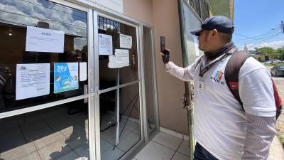 Un empleado público se acercó a las instalaciones donde brinda atención el IHSS pero no pudo ser atendido.