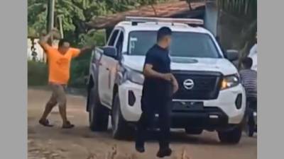 VIDEO: Con machete en mano, hombre corretea a policías en Olancho