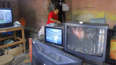 Los constantes apagones y las interrupciones del servicio de energía eléctrica continúan causando daños a electrodomésticos como televisores, refrigeradoras, microondas, ventiladores, aires acondicionados y computadoras. Aunque la legislación contempla un mecanismo de indemnización para los usuarios afectados, muchos desisten de presentar el reclamo porque consideran que el proceso es complejo y con pocas posibilidades de éxito.