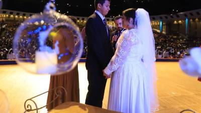 Una pareja de sampedranos en las bodas de Caná del año anterior.