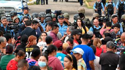 Familiares de las privadas de libertad esperan información en las afueras de la cárcel de mujeres en Támara, Francisco Morazán.