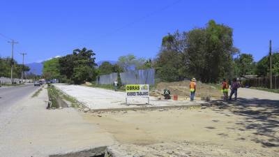 El proyecto comprende la pavimentación con concreto hidráulico de 1,079. 26 metros lineales, así como dos carriles de 3.50 metros cada uno.