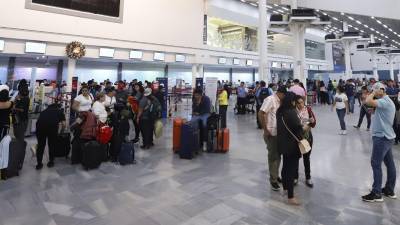 Pasajeros esperan en el aeropuerto Ramón Villeda Morales.