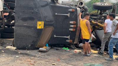 El conductor de una rastra perdió el control en la tarde de este sábado y se accidentó en Santa Cruz de Yojoa, Cortés.