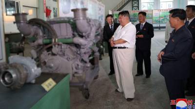 El presidente norcoreano, Kim Jong Un supervisa el Submarino nuclear.