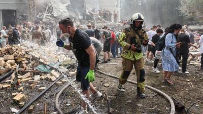 Rescatistas trabajan en el Hospital Infantil Ohmatdyt que fue dañado durante los ataques misiles rusos.