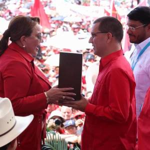 Hondureños en USA critican a Xiomara Castro por condecoración a Maduro