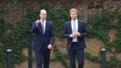 El príncipe William y su hermano Harry en julio de 2021.