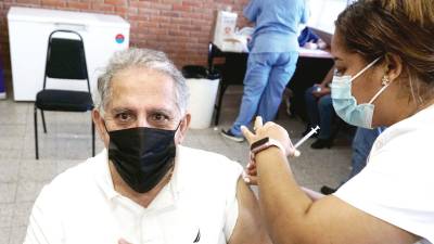 Inmunización. Las personas mayores de 50 años con más de cuatro meses de haberse aplicado lasdos dosis de la vacuna anticovid ya puden acudir por el refuerzo. fotos: José Cantarero.