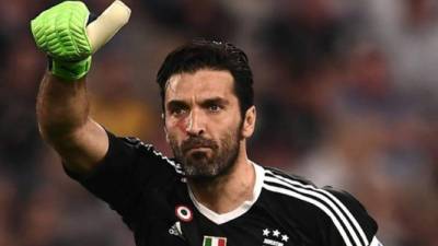 El arquero italiano de 45 años es una leyenda del fútbol y se resiste al retiro, aunque cada día que pasa en su mente sabe que está más cerca.