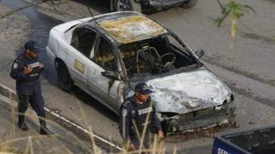 El fuego causó daños considerables en el taxi del cual se desconoce el número de registro y propietario.