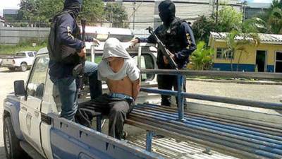 El menor fue detenido cuando supuestamente iba a cobrar un dinero producto de extorsiones.