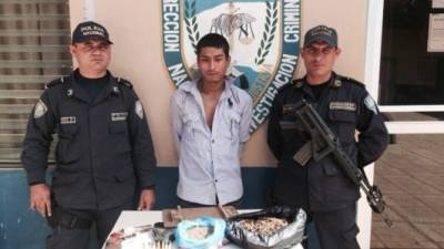 El detenido Elvis Aguire Cáceres tenía una orden de captura por los delitos de tráfico de drogas.
