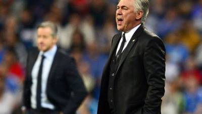 Carlo Ancelotti dirigiendo en el partido contra el Schalke 04.