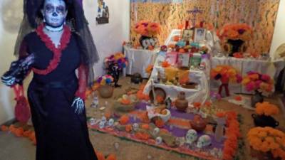 La Catrina y el altar en honor a los amigos fallecidos.