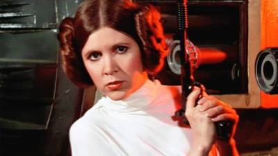 Carrie Fisher, la actriz mundialmente conocida por su papel de Princesa Leia en la saga de Star Wars, fue hospitalizada de urgencia el viernes 23 de diciembre tras sufrir un infarto durante un vuelo entre Londres y Los Ángeles. La actriz murió cuatro días después en Los Ángeles.