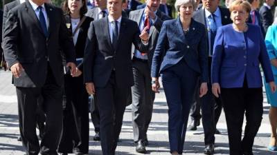 (De izq a der) El primer ministro búlgaro, Boyko Borissov, el presidente galo, Emmanuel Macron, la primera ministra británica, Theresa May, y la canciller alemana, Angela Merkel, a su llegada a la Cumbre Unión Europea (UE)-Balcanes Occidentales en el Palacio Nacional de la Cultura en Sofía (Bulgaria) hoy, 17 de mayo. EFE