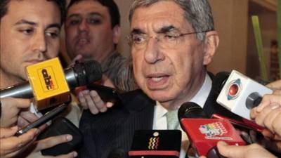 AME2148. SAN JOSÉ (COSTA RICA), 23/01/2019.- Fotografía de archivo fechada el 23 de enero de 2019, que muestra al expresidente de Costa Rica Óscar Arias durante una rueda de prensa sobre la situación en Venezuela, en San José (Costa Rica). El expresidente de Costa Rica y premio Nobel de la Paz Óscar Arias se encuentra salpicado en este 2019 por dos casos judiciales: uno relacionado al ejercicio del poder ejecutivo y otro acerca de una presunta violación sexual a una activista que buscaba su apoyo para impulsar el desarme nuclear. EFE/Jeffrey Arguedas