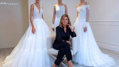 La diseñadora de moda nupcial Rosa Clará (c) posa con modelos que lucen algunos de sus diseños. EFE//Rosa Clará