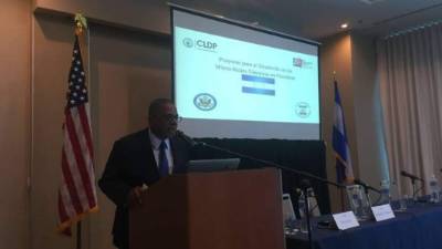 El encargado de Negocios de la Embajada de EE.UU, Brian A. Nichols.