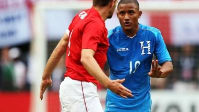 Steven Gerrard le reclamó a Luis Garrido por una dura falta que le hizo.