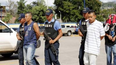 La DPI capturó a tres miembros de una mara en posesión de droga y armas en la colonia Independencia.