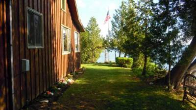 el precandidato demócrata que estuvo a punto de arrebatarle la nominación demócrata a Hillary Clinton y que inició una revolución política en Estados Unidos, se encuentra en el centro de la polémica tras revelarse que acaba de adquirir una residencia valorada en más de 500,000 dólares.