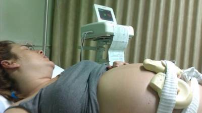 Haga un monitoreo el último mes de embarazo sobre peso de la madre, presión arterial y movimientos del bebé.