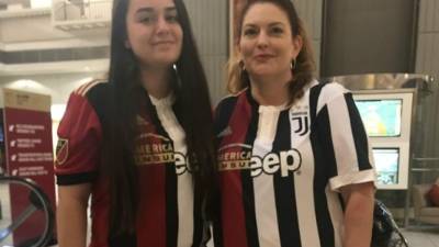 Este par de aficionadas residentes en Atlanta tiene su corazón divivido.