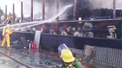 Desde embarcaciones, bomberos combatieron el fuego.