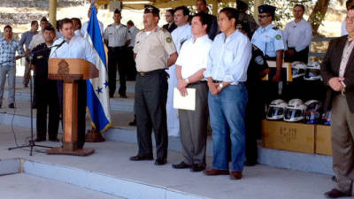 El presidente de Honduras, Juan Orlando Hernández, entregó este martes a la Policía Nacional un lote de vehículos, motocicletas y chalecos antibalas adquirido con fondos de la Tasa de Seguridad Poblacional.