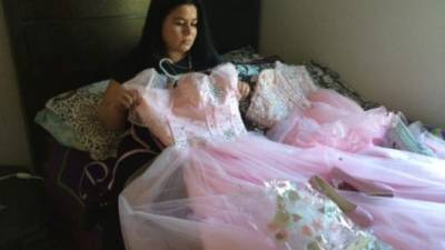 María Reyes conserva el vestido de quinceañera de su hija asesinada por pandilleros de la MS-13. Foto The Washington Post.