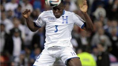 Maynor Figueroa cabecea el balón en el amistoso ante los turcos.