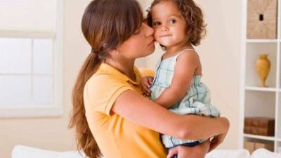 Las frases de cariño fomentan la autoestima de sus hijos.