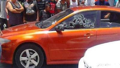 En el carro acribillado viajaban tres personas, dos de ellas resultaron heridas y una falleció.