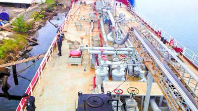 La embarcación es custodiada por miembros de la Policía Nacional.