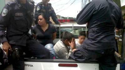 Momento en que la Policía Nacional capturó a los sujetos.